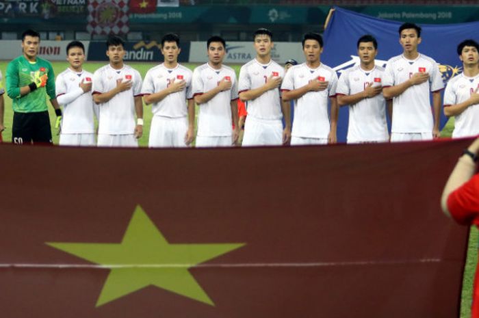 Tim sepak bola Vietnam menyanyikan lagu kebangsaan sebelum bertanding melawan tim sepak bola Suriah pada babak Putra Perempatfinal Asian Games 2018 di Stadion Patriot, Bekasi, Jawa Barat, Senin (27/08). 