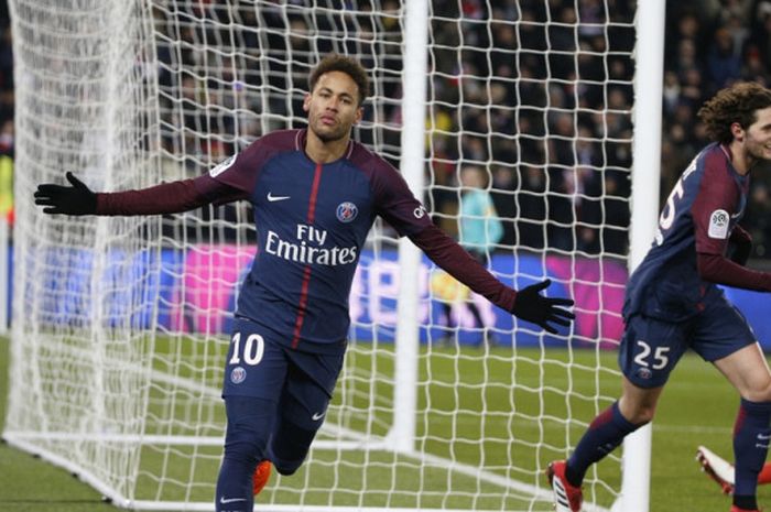 Bintang Paris Saint-Germain, Neymar, merayakan gol bunuh diri yang dicetak bek Olympique Marseille, Rolando, dalam laga Liga Prancis di Stadion Parc des Princes, Paris, pada 25 Februari 2018.                  