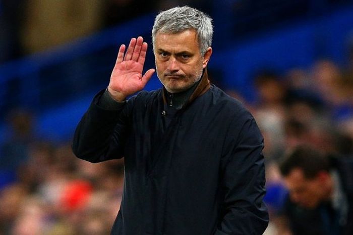 Reaksi Jose Mourinho saat memimpin Chelsea menghadapi Porto dalam duel Liga Champions, 9 Desember 2015.
