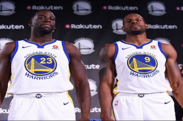 Pemain Golden State Warriors, Draymond Green (kiri) dan Andre Iguodala (kanan), memamerkan jersey baru untuk NBA musim 2017-1918, Selasa (12/9/2017) .