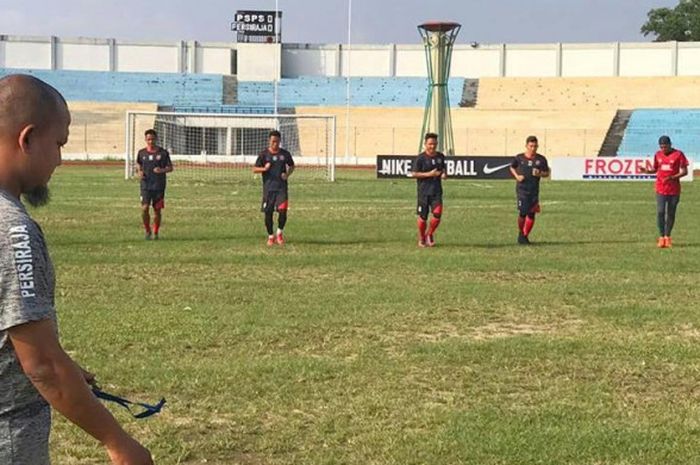 Pelatih Persiraja, Akhyar Ilyas (kiri) memimpin anak asuhnya saat uji lapangan sebelum dijamu PSPS Riau pada laga Liga 2 2018 di Stadion Kaharudin Nasution, Rumbai, Pekanbaru, 27 Juli 2018. 