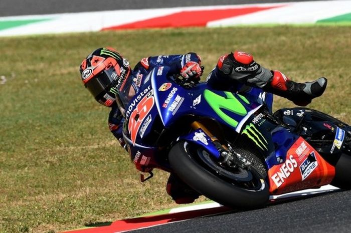 Pebalap Movistar Yamaha MotoGP asal Spanyol, Maverick Vinales, memacu motornya pada sesi latihan bebas hari pertama GP Italia di Sirkuit Mugello, Jumat (2/6/2017)
