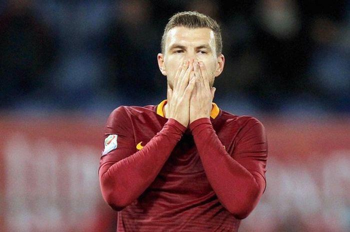 Reaksi striker AS Roma, Edin Dzeko, dalam laga lanjutan Serie A 2016-2017 melawan Fiorentina di Stadion Olimpico, Roma, pada 7 Februari 2017.