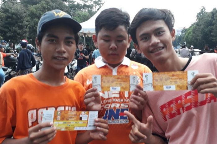 The Jakmania asal Tangerang, Reza (Kanan), menunjukan tiket palsu yang dibelinya di sekitaran SUGBK, Rabu (28/2/2018).