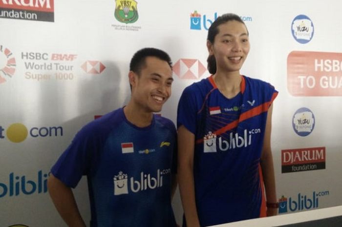 Pasangan ganda campuran Indonesia, Hafiz Faizal/Gloria Emanuelle Widjaja, menjawab pertanyaan media seusai memastikan tiket babak kedua Indonesia Open 2018 di Istora Senayan, Jakarta, Selasa (3/7/2018).