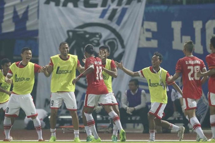 Selebrasi gelandang Persija, Rohit Chand, selepas mencetak gol yang disambut rekan-rekan setimnya dalam laga kontra Arema FC pada pekan kesembilan Liga 1 musim 2017 di Stadion Patriot Candrabhaga, Kota Bekasi, Jawa Barat, Jumat (2/6/2017).