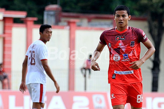 Penyerang Persigo Semeru FC, Yogi Novrian, saat tampil melawan PS Mojokerto Putra pada laga pekan kelima Grup Timur Liga 2 di Stadion Semeru Lumajang, Jawa Timur, Senin (14/05/2018) sore.