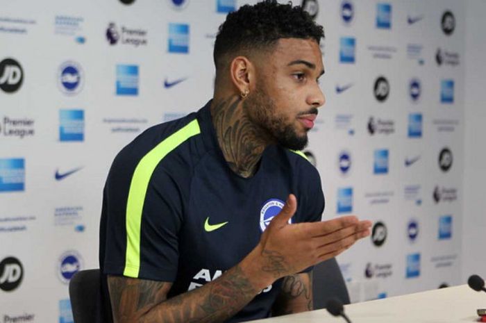 Striker baru Brighton & Hove Albion, Juergen Locadia, saat berbicara dalam jumpa pers peresmian transfernya di Stadion AMEX, Brighton, Inggris, pada Jumat (19/1/2018).