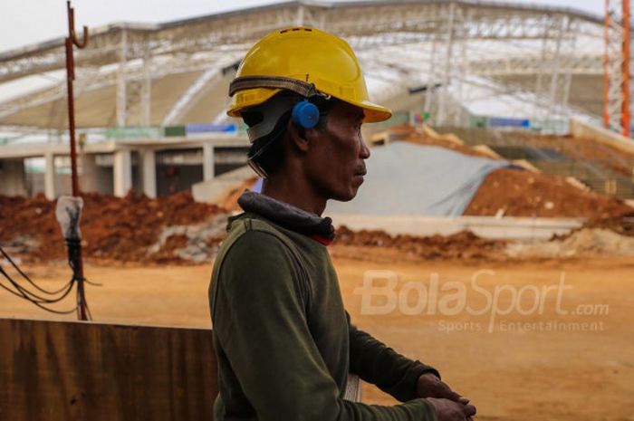 Seorang pekerja bangunan sedang berada di area proyek renovasi Velodrome, di Rawamangun, Jakarta Timur, Jumat (3/11/2017).