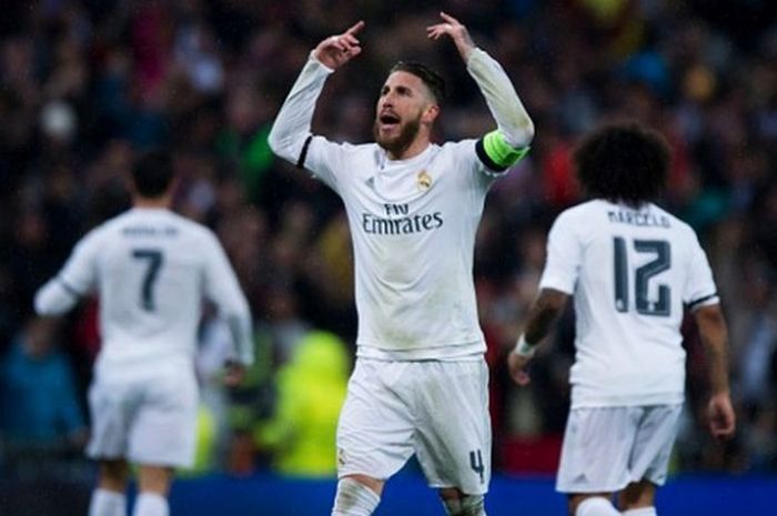 Kapten Real Madrid, Sergio Ramos (tengah), beraksi dalam laga leg kedua perempat final Liga Champions melawan Vfl Wolfsburg di Santiago Bernabeu, Madrid, Spanyol, 12 April 2016.