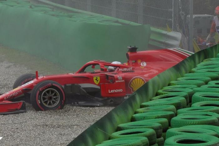 Momen saat mobil Sebastian Vettel (Ferrari) melintir keluar dari lintasan Sirkuit Monza pada saat sesi FP2 F1 GP Italia 2018, Jumat (31/8/2018).