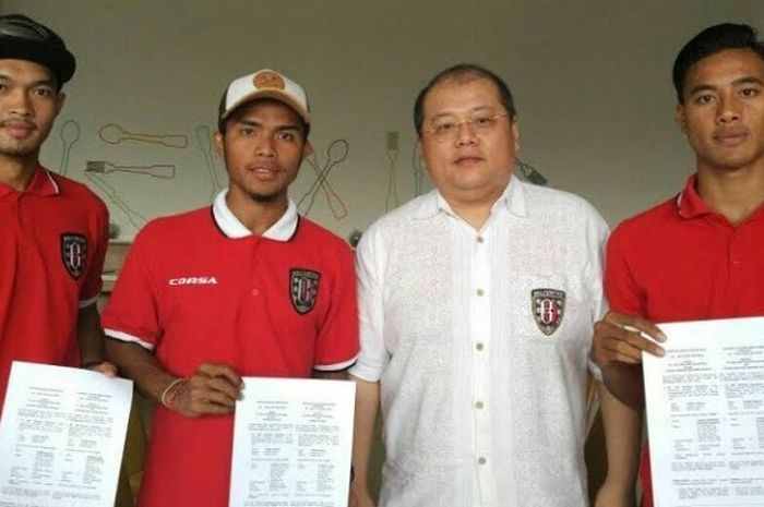 Pemain muda Made Andika 'Otong' Wijaya (kanan) bersama kedua rekannya dari Bali United U-21 yang dipromosikan ke tim senior Bali United untuk musim 2017. 