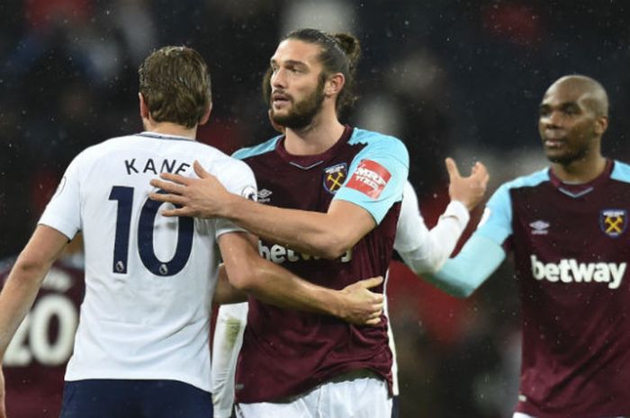 Penyerang West Ham United, Andy Carroll, bersalaman dengan bomber Tottenham Hotspur, Harry Kane, usai laga di Stadion Wembley, 4 Januari 2018.
