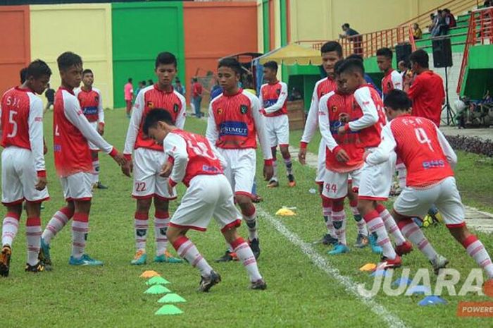 SSB Binjai United melakukan pemanasan jelang final Liga Remaja Sumatera Utara, Minggu (21/5/2017) petang di Stadion Mini Disporasu Jalan Pancing Medan.