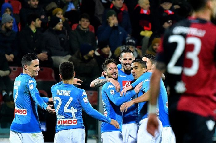Para pemain Napoli merayakan gol ke gawang Cagliari, 27 Februari 2018 