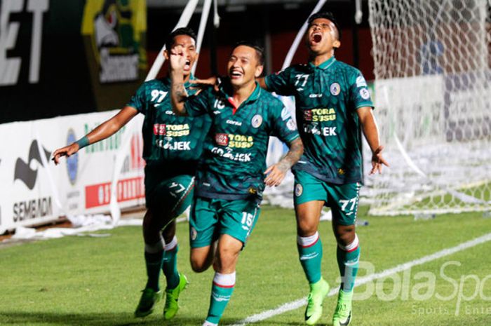PSS Sleman Dirga Lasut (depan) dkk rayakan gol di pertandingan Liga 2