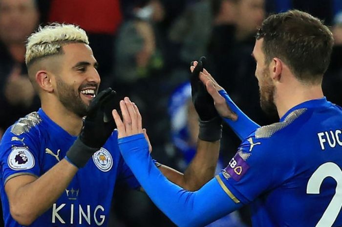 Gelandang Leicester City, Riyad Mahrez (kiri), merayakan golnya bersama Christian Fuchs dalam laga Liga Inggris kontra Huddersfield Town di Stadion King Power, Leicester, pada 1 Januari 2018.