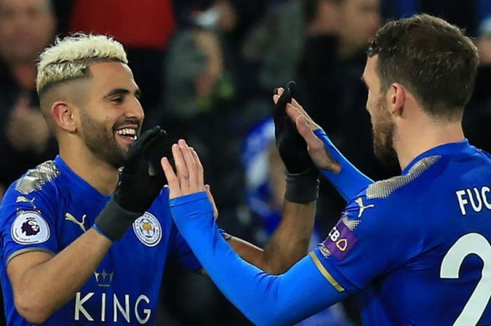  Gelandang Leicester City, Riyad Mahrez (kiri), merayakan golnya bersama Christian Fuchs dalam laga Liga Inggris kontra Huddersfield Town di Stadion King Power, Leicester, pada 1 Januari 2018. 