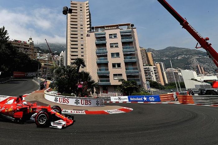 Aksi pebalap tim Ferrari, Sebastian Vettel, saat melintasi tikungan Grand Hotel Hairpin, Sirkuit Monaco, dalam sesi latihan GP Monaco 2017.