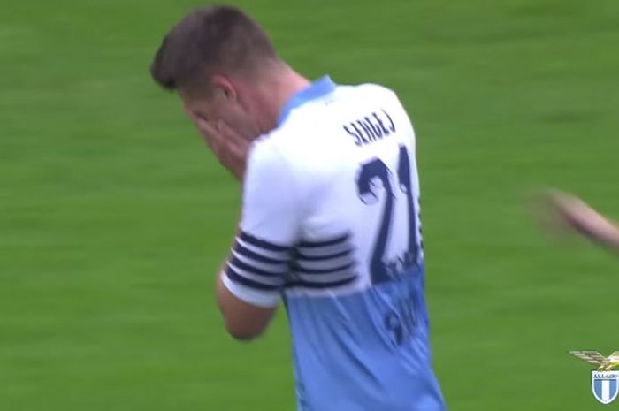 Pemain Lazio, Sergej Milinkovic-Savic, menangis setelah mencetak gol pada pertandingan melawan Cagliari (22/12/2018). Itu adalah gol pertama Milinkovic-Savic sejak terakhir kali melakukannya pada September silam.