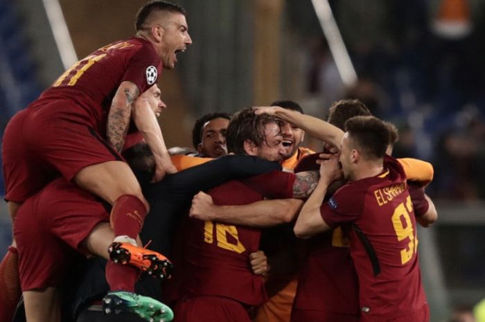 Para pemain AS Roma merayakan gol mereka ke gawang Barcelona dalam partai Liga Champions di Stadio Olimpico Roma, 10 April 2018.