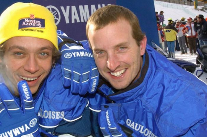 Valentino Rossi (kiri) dan Colin Edwars berpose pada peluncuran tim Gauloises Yamaha Team menjelang gelaran MotoGP musim 2005.