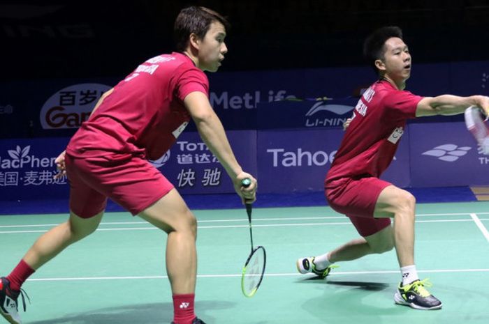 Pasangan ganda putra Indonesia, Marcus Fernaldi Gideon (belakang)/Kevin Sanjaya Sukamuljo, saat menghadapi Li Junhui/Liu Yuchen (China) pada babak semifinal turnamen China Terbuka 2017 di Haixia Olympic Sports Center, Fuzhou, Sabtu (18/11/2017).