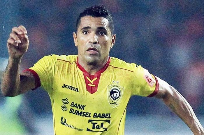    Aksi striker Sriwijaya FC, Alberto Goncalves, mampu mencetak satu gol saat melawan Mitra Kukar pada pekan ke-33 Liga 1 2018.