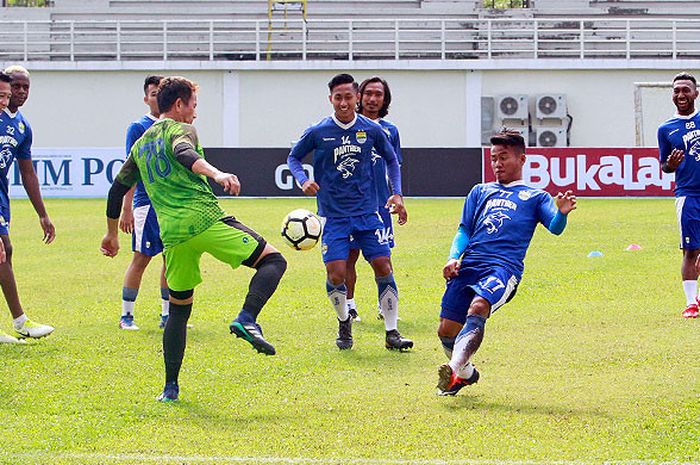 Pemain Persib berlatih menjelang pertandingan Liga 1 melawan tuan rumah Mitra Kukar di Stadion Aji Imbut Tenggarong Kabupaten Kutai Kartanegara Kalimantan Timur, Kamis (9/8/2018).