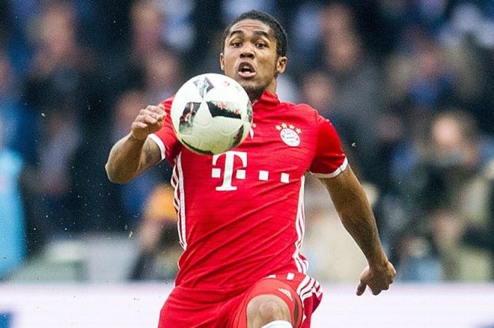 Gelandang Bayern Muenchen, Douglas Costa, menggiring bola  saat tampil melawan Hertha Berlin dalam laga lanjutan Liga Belanda 2016-2017 pada 18 Februari 2017.