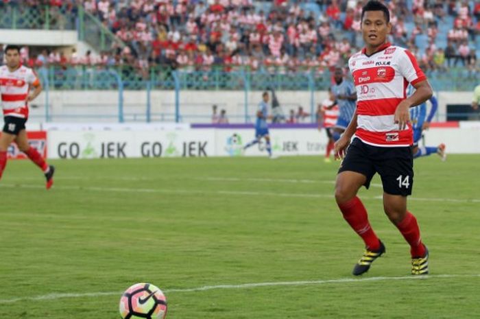 Bek kiri Madura United, Rendy Siregar saat membela timnya yang bersua Persiba Balikpapan pada laga Liga 1 musim 2017. 