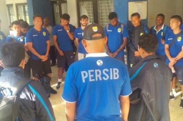 Para pemain, pelatih, dan ofisial Persib berdoa sebelum berangkat ke Cibinong di mes Persib, Jalan Ahmad Yani, Kota Bandung, Kamis (11/8/2016) pagi. 