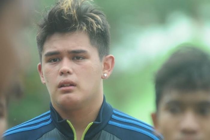 Pesepak bola Arema U-21, Michael Gonzales yang merupakan putra kedua bomber Arema FC, Cristian Gonzales, dalam latihan timnya di lapangan Amprong, Kota Malang, Senin (6/3/2017).