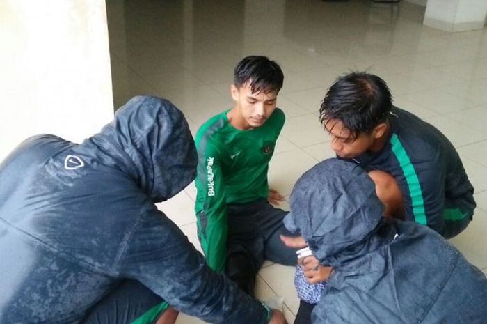 Pemain timnas U-19 Indonesia, Muhammad Iqbal, harus mendapat perawatan di bagian lututnya seusai alami benturan pada hari ketiga TC, Senin (21/5/2018).