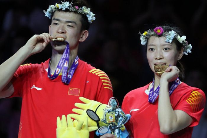 Ganda campuran China, Zheng Siwei (kiri) dan Huang Yaqiong, dengan medali emas Kejuaraan Dunia 2018 pada Minggu (5/8/2018) di Nanjing, China.