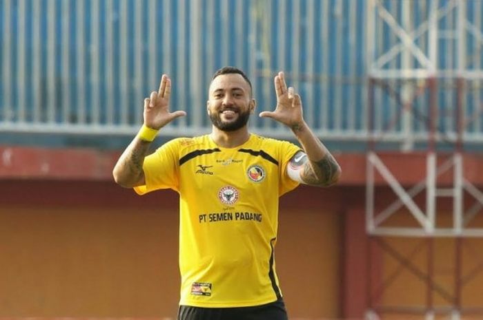 Striker Semen Padang, Marcel Sacramento ceria seusai mencetak tiga dari enam gol timnya ke gawang Perseru Serui pada laga pamungkas Grup E Piala Presiden 2017 di Stadion Gelora Ratu Pamelingan, Pamekasan, Minggu (19/2/2017). 