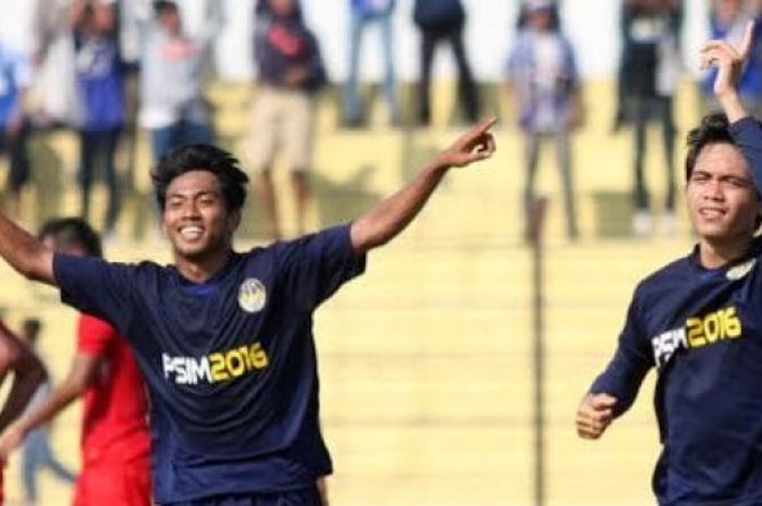 Duo pemain PSIM, Gilang Ramadhan (kiri) dan Edo Pratama saat merayakan gol timnya pada laga ISC B 2016. 