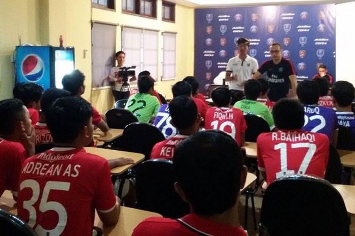 Para pemain junior Bali United berkesempatan bertatap muka dengan staf pelatih PSG Academy di Stadion Kapten I Wayan Dipta, Gianyar, Minggu (4/12/2016).