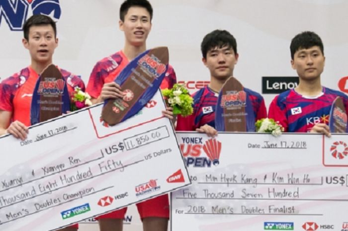 Ganda putra China, Ren Xiangyu (kiri)/Ou Xuanyi, dan Kang Min-hyuk/Kim Won-ho (Korea Selatan) di podium juara US Open 2018, Senin (18/6/2018), di Fullerton Titan Gym, California, Amerika Serikat.