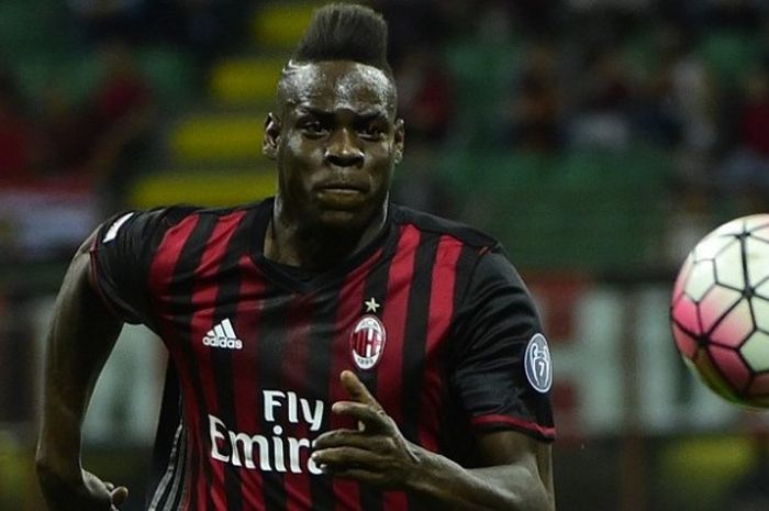 Penyerang AC Milan, Mario Balotelli, sedang mengejar bola pada lanjutan laga Serie A kontra AS Roma di Stadion San Siro, Milan, 14 Mei 2016.