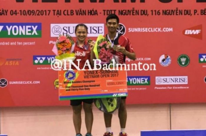 Alfian Eko Prasetya/Melati Daeva Oktavianti saat di podium juara Vietnam Terbuka 2017 pada Minggu (10/9/2017).