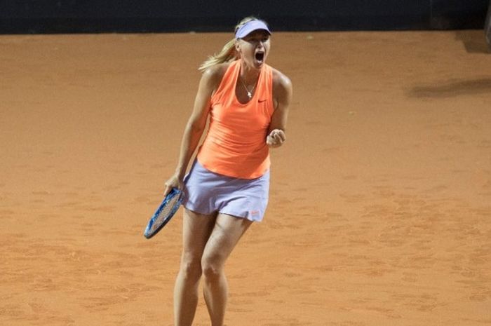 Petenis Rusia, Maria Sharapova, melakukan selebrasi setelah memenangi poin atas Roberta Vinci (Italia) pada pertandingan babak kesatu turnamen Stuttgart Terbuka yang berlangsung di Porsche Arena, Stuttgart, Jerman, Rabu (26/4/2017). Sharapova menang 7-5, 6-3.