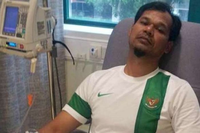 Mendiang Amin Nasir yang menggenakan jersey timnas Indonesia saat menjalani perawatan akibat kanker usus besar sejak 2012. 