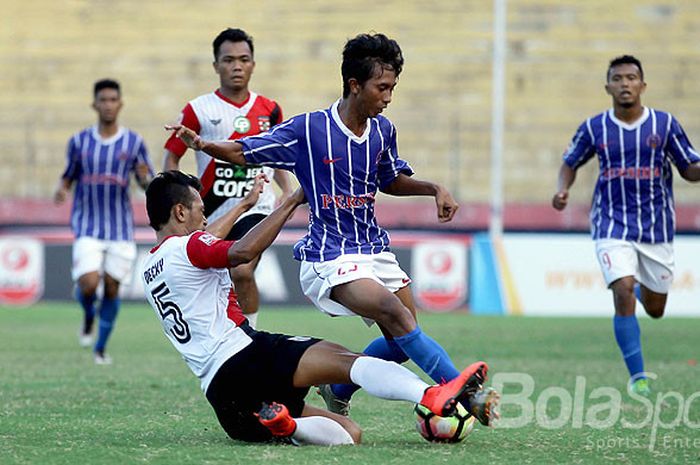 Aksi gelandang Persida Sidoarjo, Fendik Dwi Purwanto, saat menggiring bola dihadang pemain Persewangi Banyuwangi dalam laga pekan ke-8 Liga 2 di Stadion Gelora Delta Sidoarjo, Jawa Timur (21/07/2017).