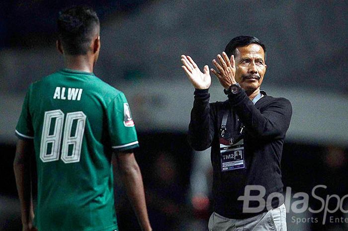Pelatih PSMS Medan, Djadjang Nurdjaman, merayakan kemenagan timnya atas PSM Makassar dalam laga Piala Presiden 2018 di Stadion Gelora Bandung Lautan Api, Kab. Bandung, Selasa (16/1/2018).