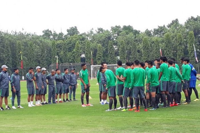 Para pemain timnas U-19 Indonesia kembali menjalani sesi latihan pada hari ketiga training camp (TC), di Stadion Atletik Universitas Negeri Yogyakarta (UNY), Senin (21/5/2018).