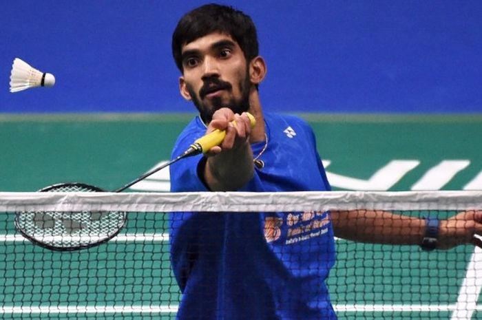 Pebulu tangkis tunggal putra India, Kidambi Srikanth, saat bertanding melawan Anthony Sinisuka Ginting (Indonesia) pada babak semifinal Singapura Terbuka di Singapore Indoor Stadium, Sabtu (15/4/2017). Kidambi menang 21-13, 21-14.