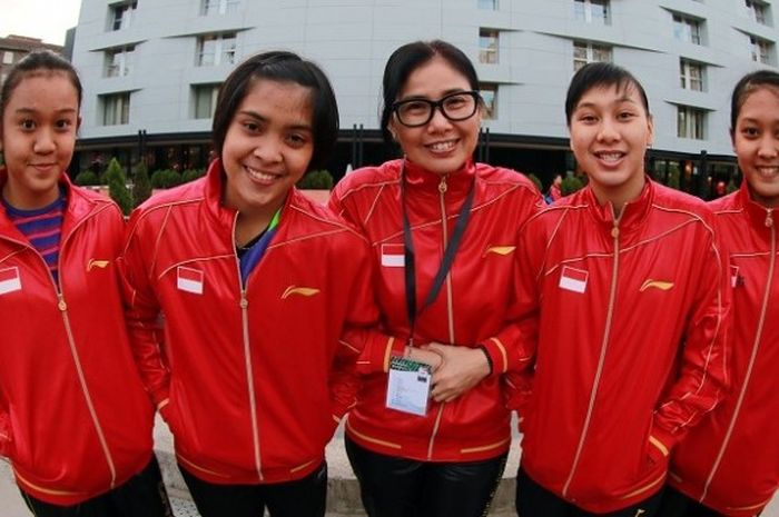 Pelatih tunggal putri Indonesia, Sarwendah Kusumawardhani (tengah) berpose dengan pebulu tangkis tunggal putri Indonesia, Aurum Oktavia Winata, Gregoria Mariska, Gabriela Moningka, dan Desandha Vegarani yang akan tampil pada Kejuaraan Dunia Junior 2016 di Bilbao Arena, Selasa (8/11/2016).