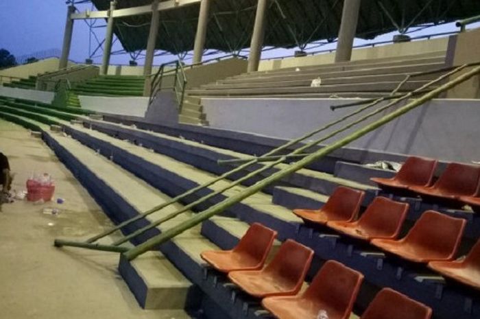 Kerusakan salah satu fasilitas yang ada di Stadion Demang Lehman yang diduga dilakukan oleh suporter tim tamu.