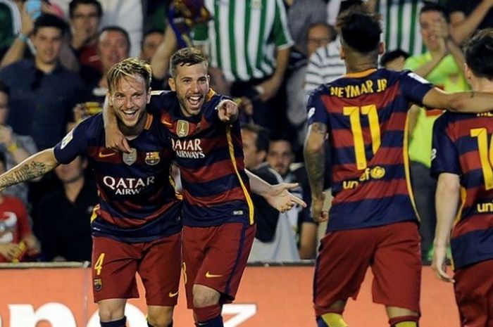 Para pemain FC Barcelona merayakan gol yang dicetak ke gawang Real Betis dalam pertandingan La Liga di Stadion Benito Villamarin, Sevilla, Sabtu (30/4/2016).